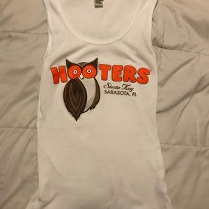 Hooter’s tank top